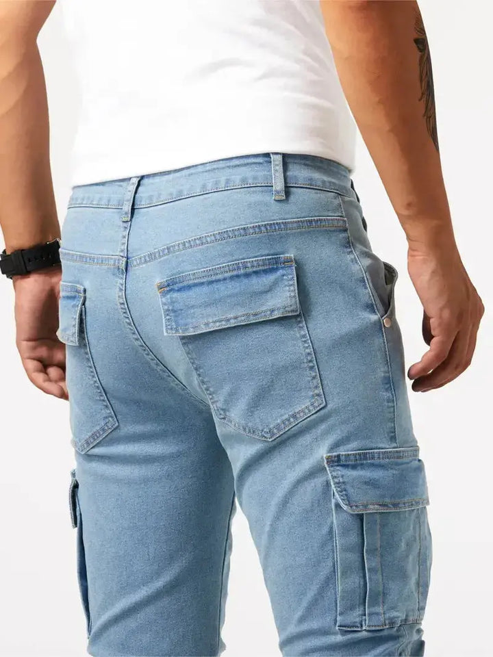 Herren Slim Fit Jeans im Detail. Moderne, eng geschnittene Hose mit präziser Passform für stilvollen Auftritt.