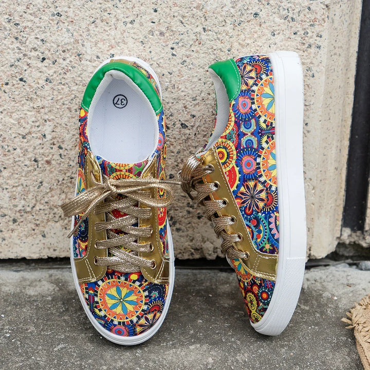 Bunte Damen Sneaker mit Mustern im Detail, nah aufgenommen
