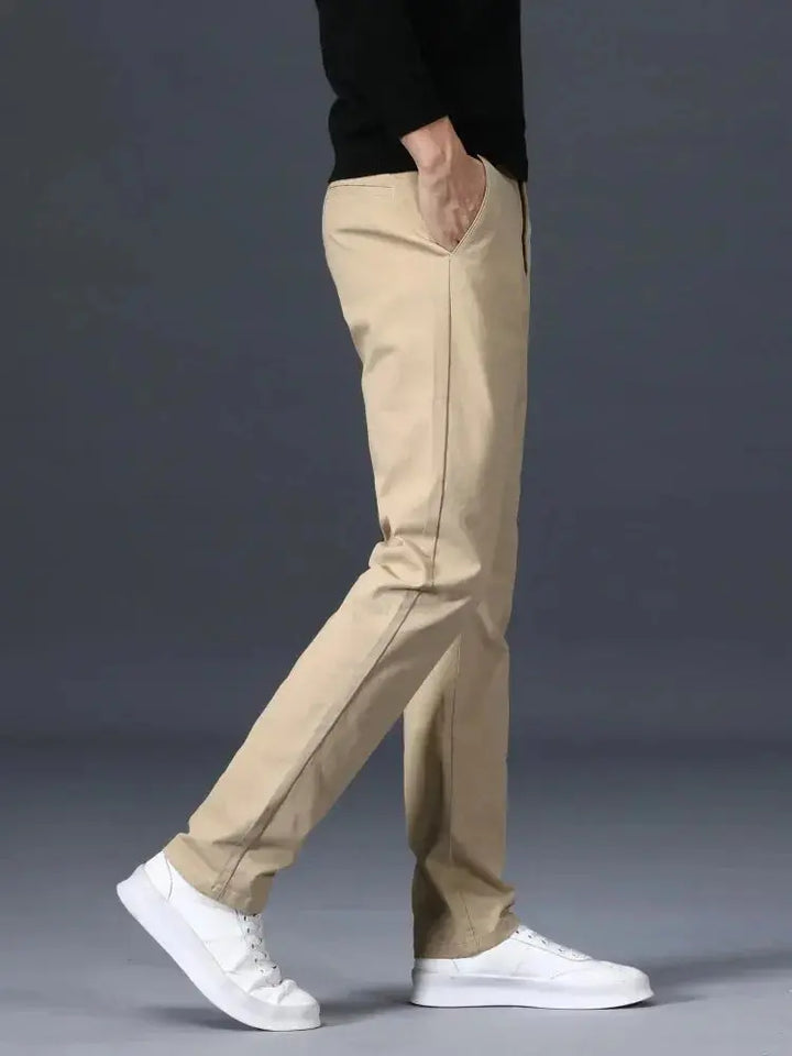 Seitenansicht der minimalistischen Herrenhose in Khaki mit sauberer Passform