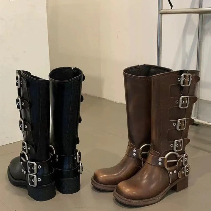 Detailansicht der Schnallen und des bequemen, niedrigen Absatzes an einem kniehohen Westernstiefel.