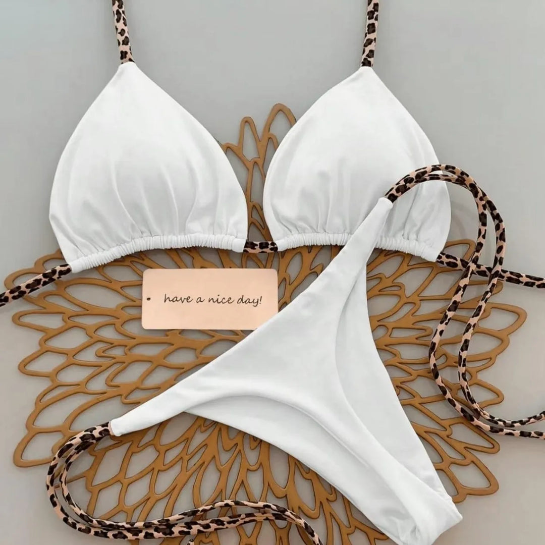 Model trägt Leoparden Bikini: Trendiges Damen Bikini-Set für den Strand, sexy Sommeroutfit am Meer.