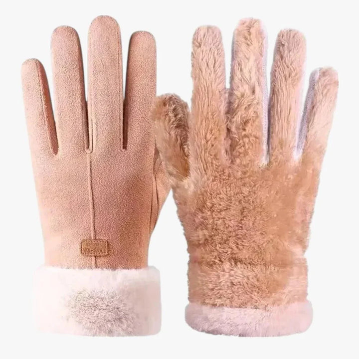 Frau nutzt Smartphone mit Touchscreen-fähigen Puffy Winterhandschuhen. Warme Damenhandschuhe für unterwegs.