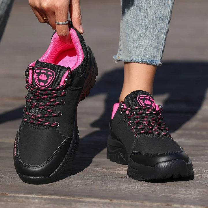 Damen Wanderschuhe in Schwarz mit rosa Akzenten und rutschfester Sohle
