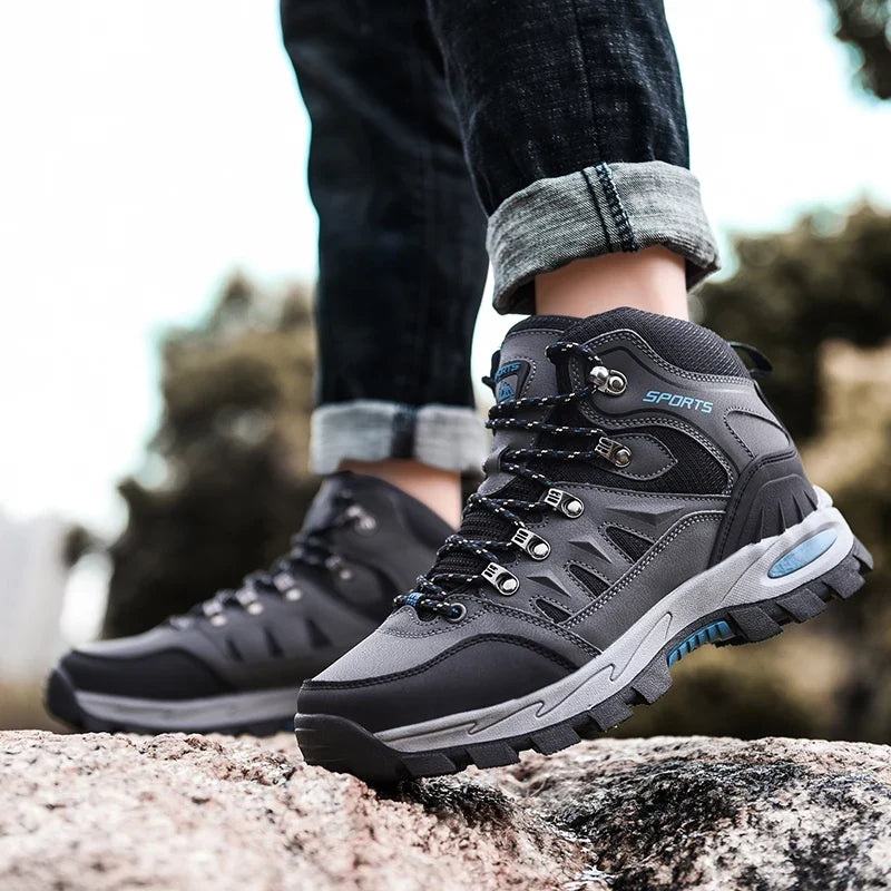 Robuste schwarze Damen Trekkingschuhe knöchelhoch für Stabilität & sicheren Halt auf jedem Terrain.