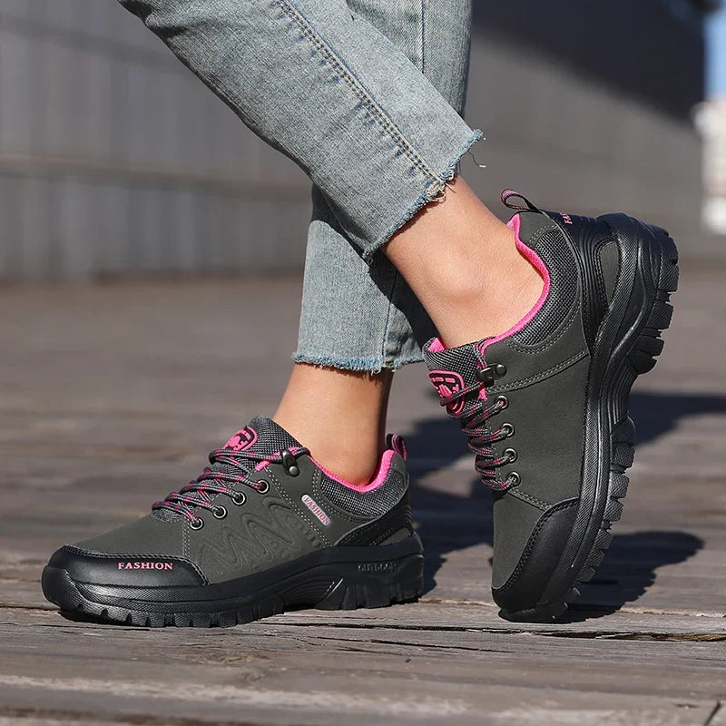 Bequeme Damen Freizeitschuhe und Outdoorschuhe in der Seitenansicht