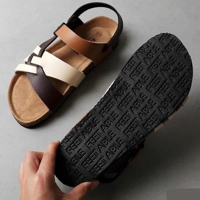 Frau trägt stilvolle orthopädische Sandalen beim Spaziergang. Komfortschuhe für Alltag und Sommer.