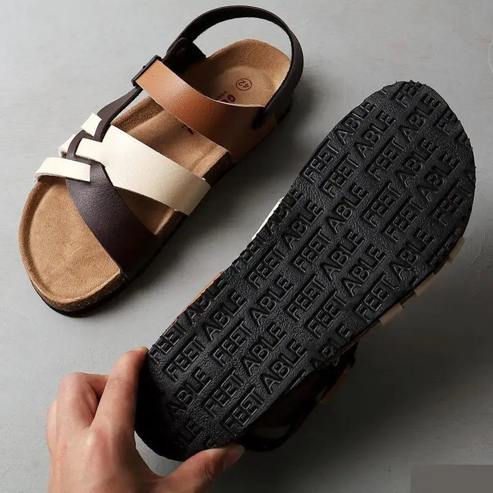Frau trägt stilvolle orthopädische Sandalen beim Spaziergang. Komfortschuhe für Alltag und Sommer.
