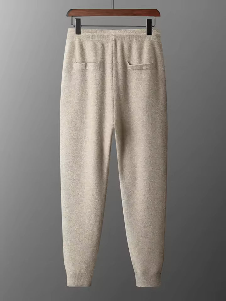 Beige Herren Strickhose von hinten mit Gesäßtaschen