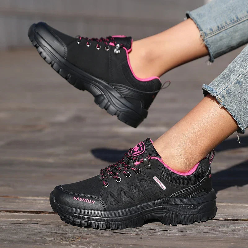 Damen Outdoor Schuhe in Schwarz 1 mit pinken Schnürsenkeln im Freien