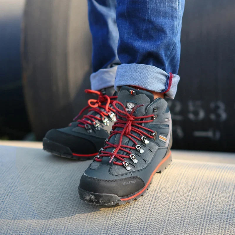 Wasserdichte Herren Wanderschuhe, knöchelhoch, mit griffiger Profilsohle für sicheren Tritt im Gelände.