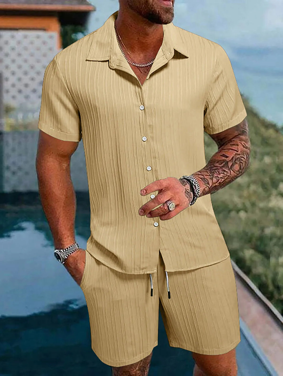 Atmungsaktives Herren Sommer Set: Leichtes Kurzarm Hemd und Shorts für heiße Sommertage.