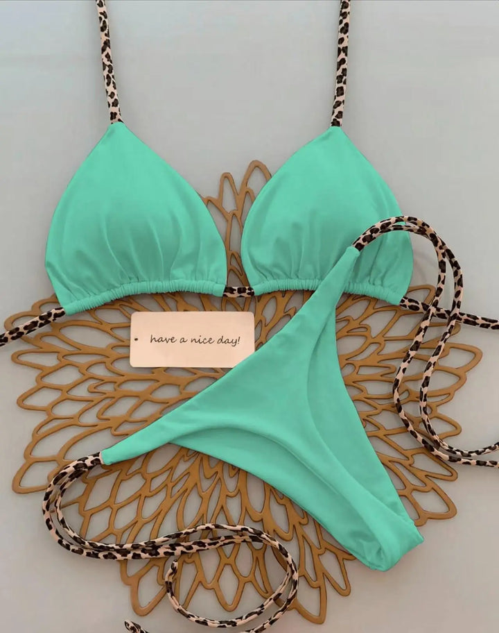 Flach gelegtes Leoparden Bikini-Set: Elegante Damen Bademode, Tanga Bikini für den Sommerurlaub.