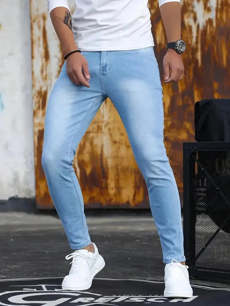 Detailansicht der elastischen Slim Fit Jeans für Herren mit Hosentaschen