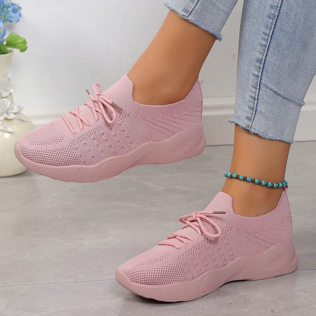 Hellrosa orthopädische Sneaker für Damen am Fuß
