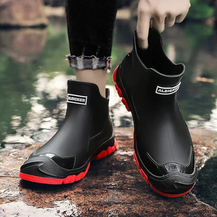 Schwarze Herren Stiefel, robust und bequem, perfekt für Outdoor-Abenteuer. Stilvolle Herbst- & Winterschuhe.