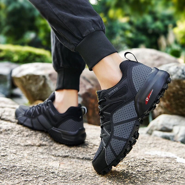 Seitenansicht der rutschfesten Herren Trekkingschuhe bei einer Outdoor-Wanderung