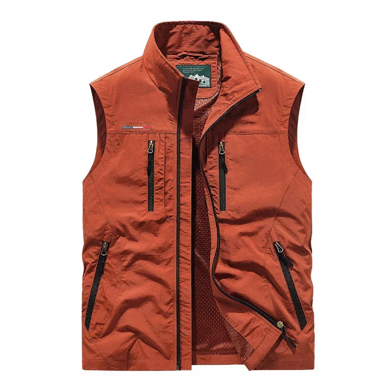Funktionale Herren Weste für Outdoor-Sportarten wie Angeln, Wandern & Reisen. Mit zahlreichen Taschen.