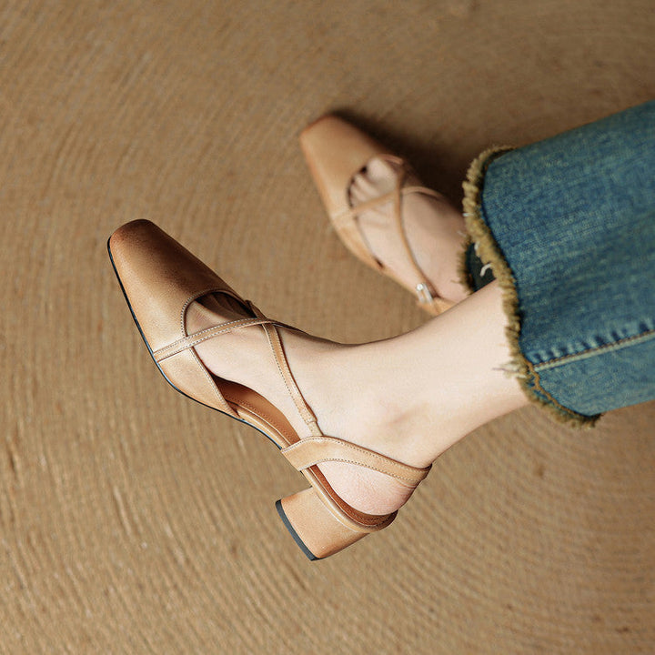 Beige Damen Pumps mit eleganten Riemchen und Blockabsatz.