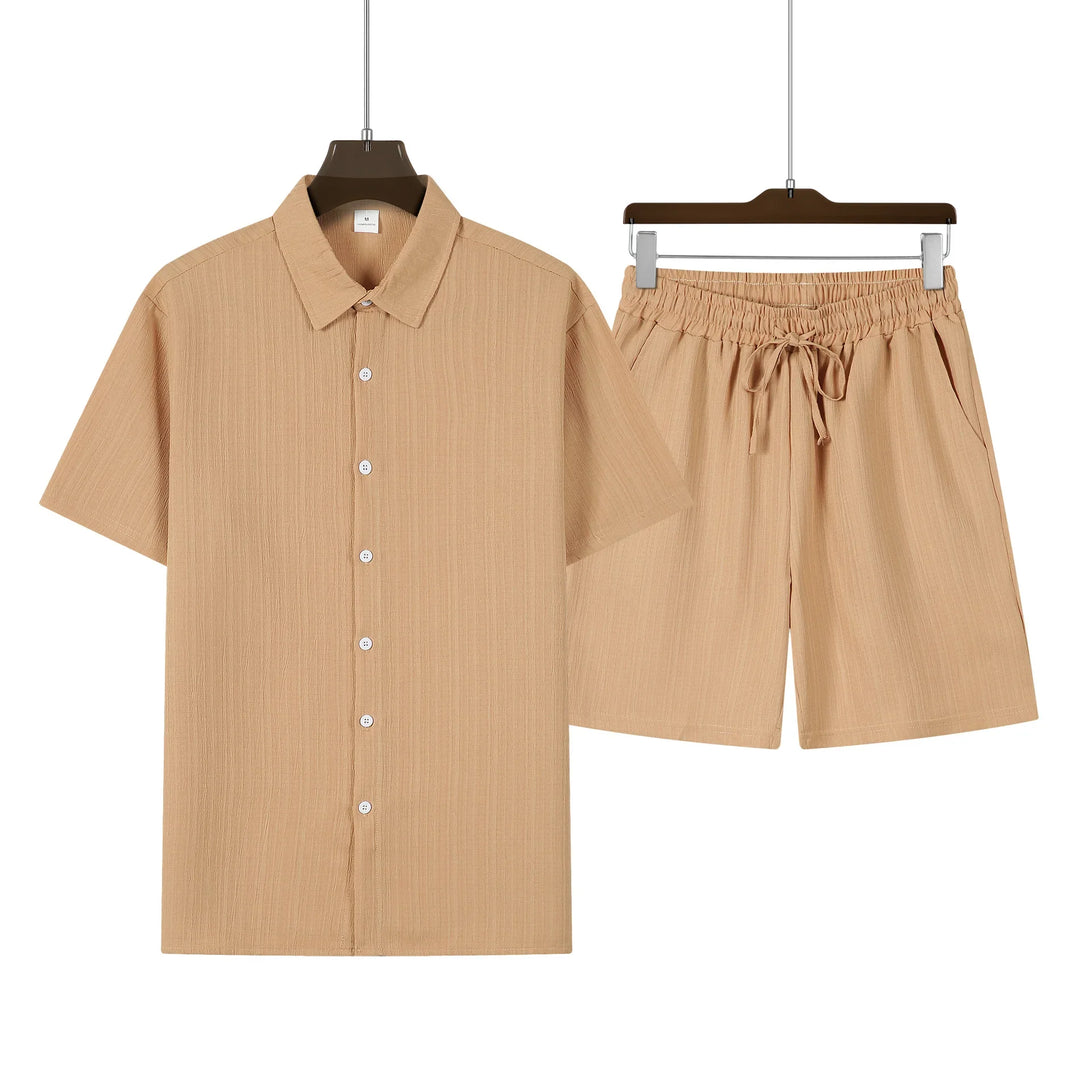 Trendiges Herren Set für warme Tage mit Kurzarm Hemd und Kurzhose