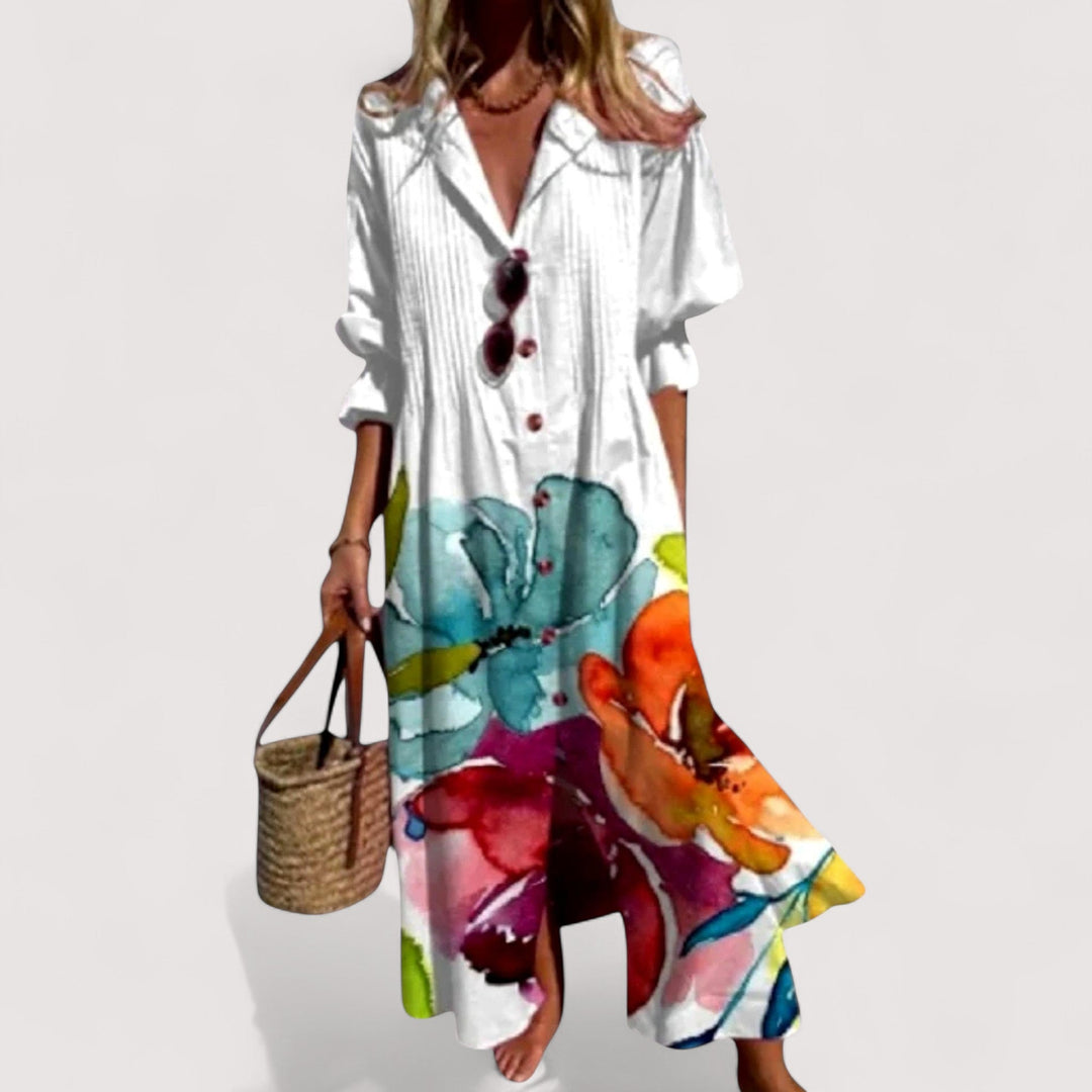 Kurzes, atmungsaktives Damenkleid mit lebhaftem Print. Bequemes A-Linien Design für Frühling und Sommer.