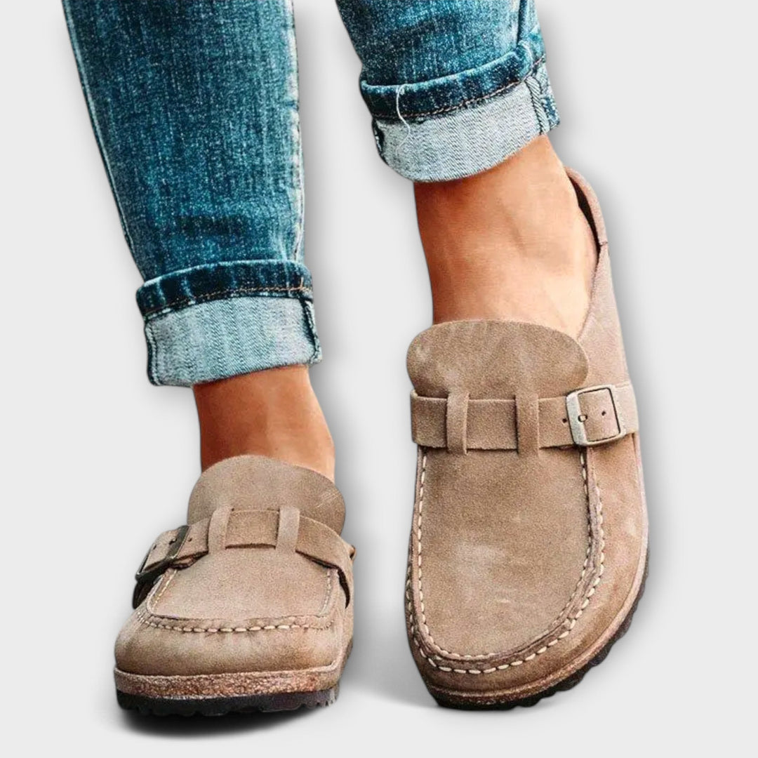 Orthopädische Damenschuhe als bequeme Slip-On Mokassins von oben fotografiert