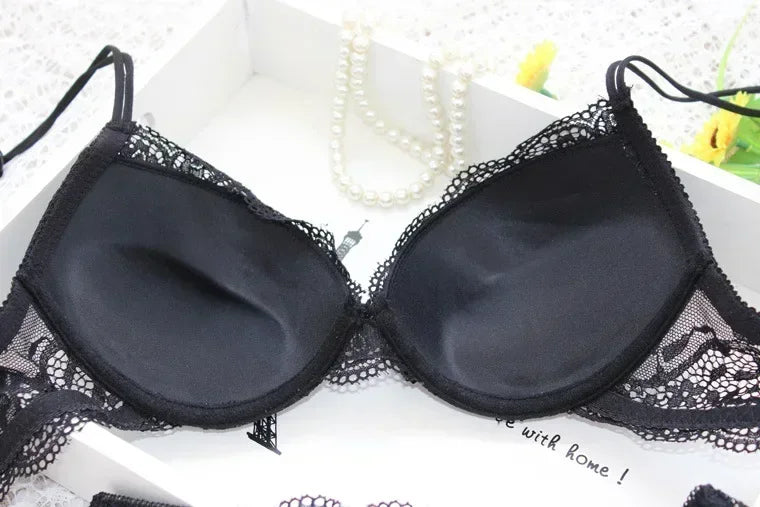 Damen Push-up Dessous Set in edlem Schwarz mit filigraner Blütenspitze