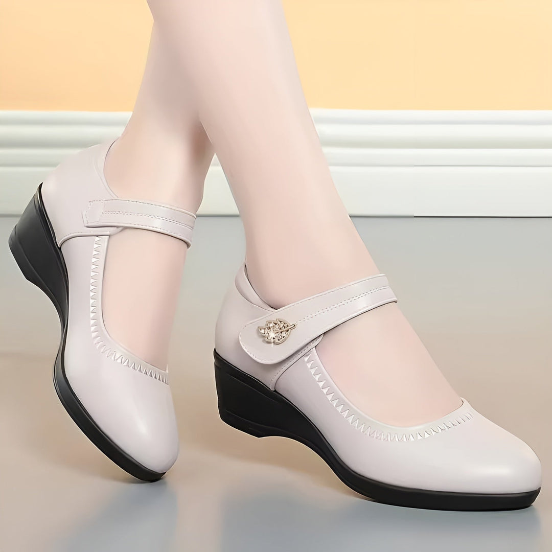 Bequeme Sommerschuhe für Damen mit Keilabsatz in modernem Design