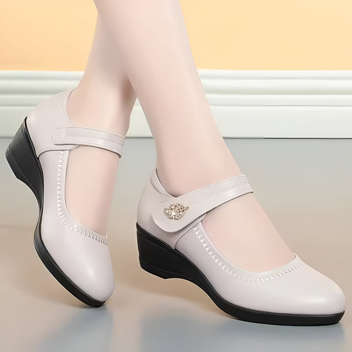 Bequeme Sommerschuhe für Damen mit Keilabsatz in modernem Design