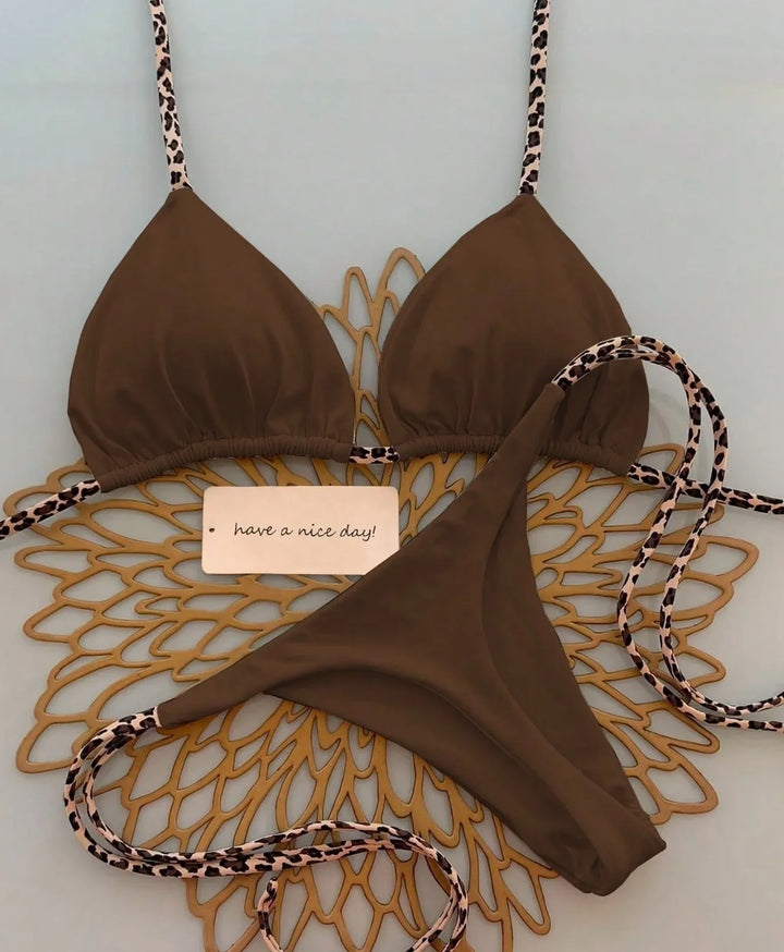 Stylischer Damen Leoparden Bikini: Trendige Beachwear für Fashion-Liebhaberinnen, perfektes Sommeroutfit.