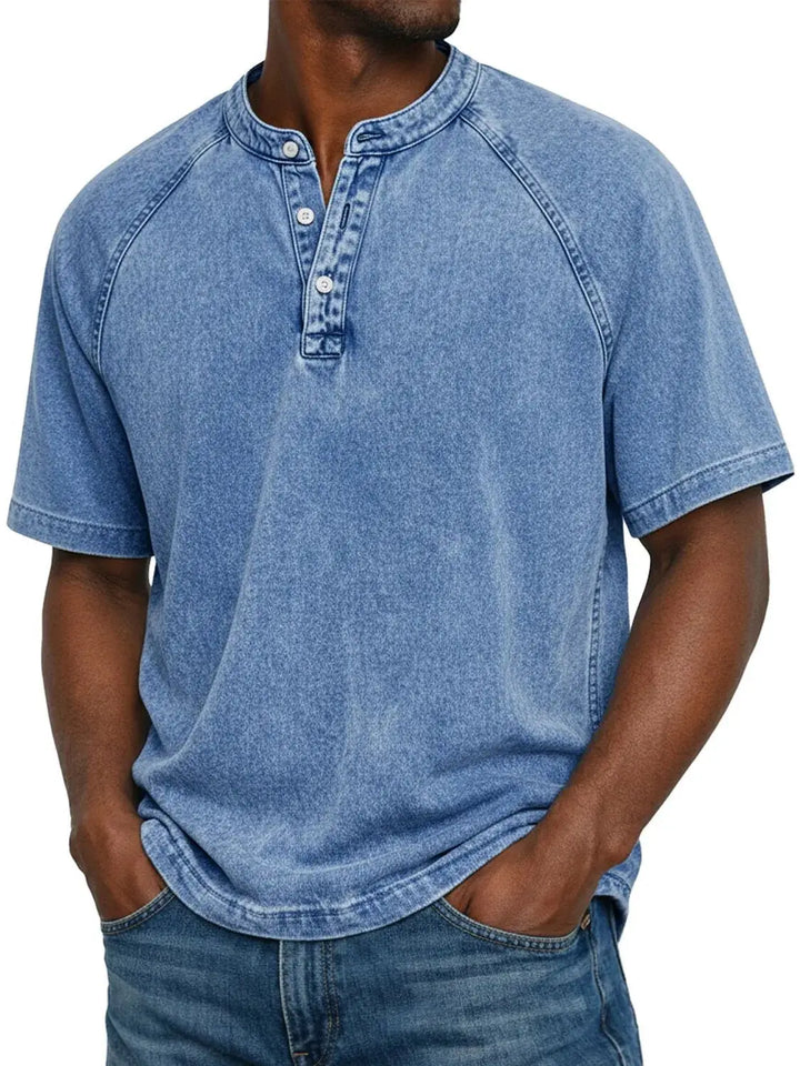 Mann trägt elegantes Vintage Langarmhemd mit Knopfleiste, ideal für entspannten Alltags- oder Freizeitlook.