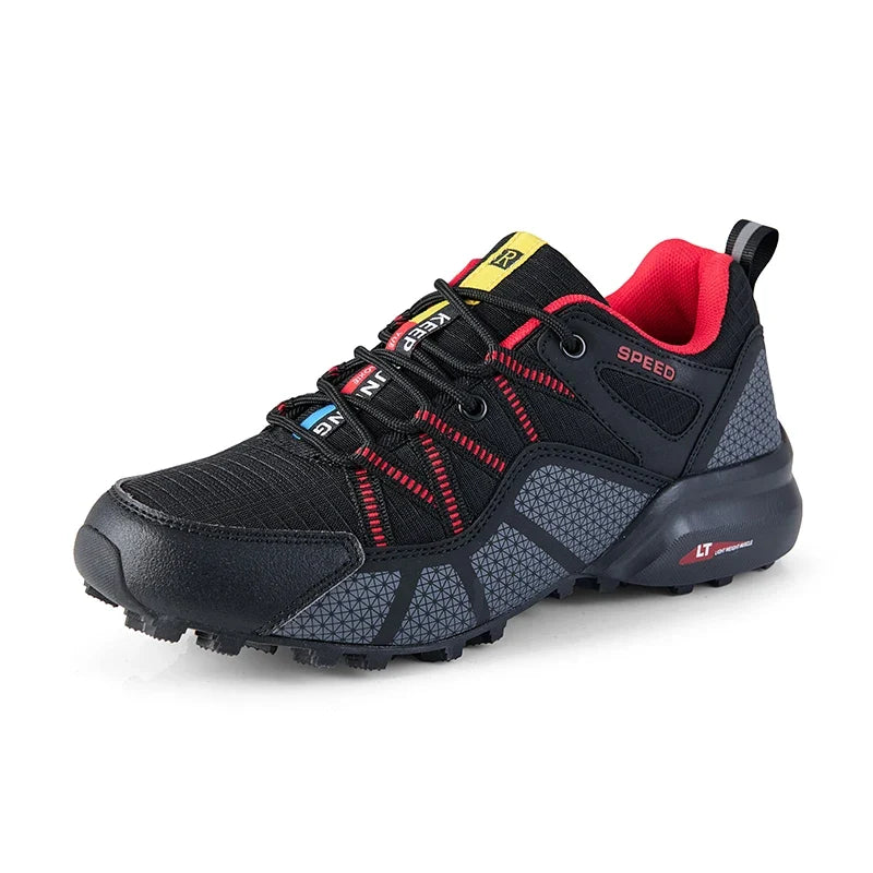 Wasserdichte Herren Wanderschuhe auf felsigem Untergrund