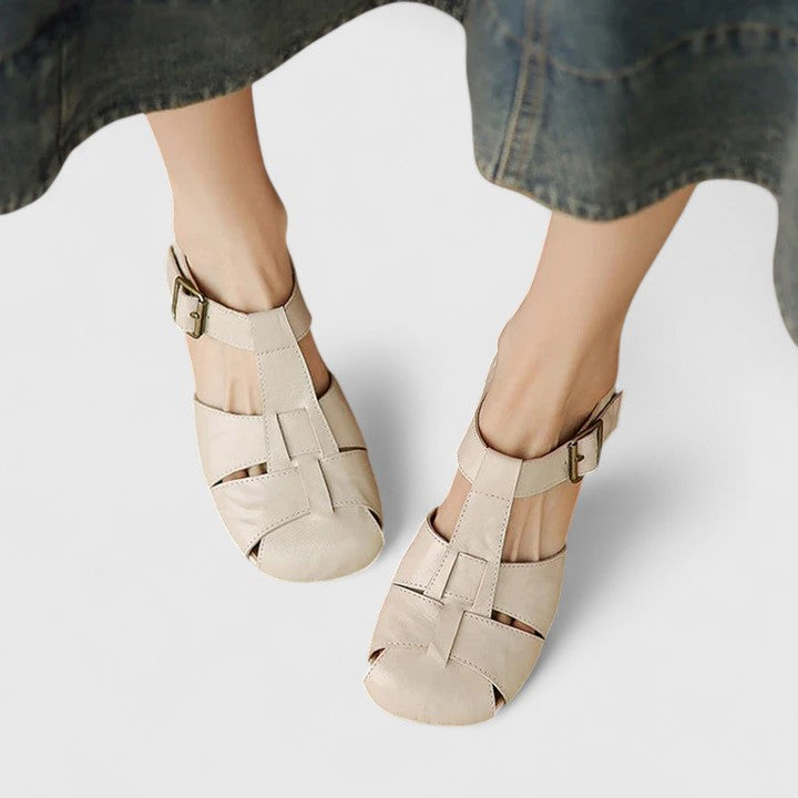 Modische Sandalen mit Blockabsatz im Detail, ideal für den Sommer