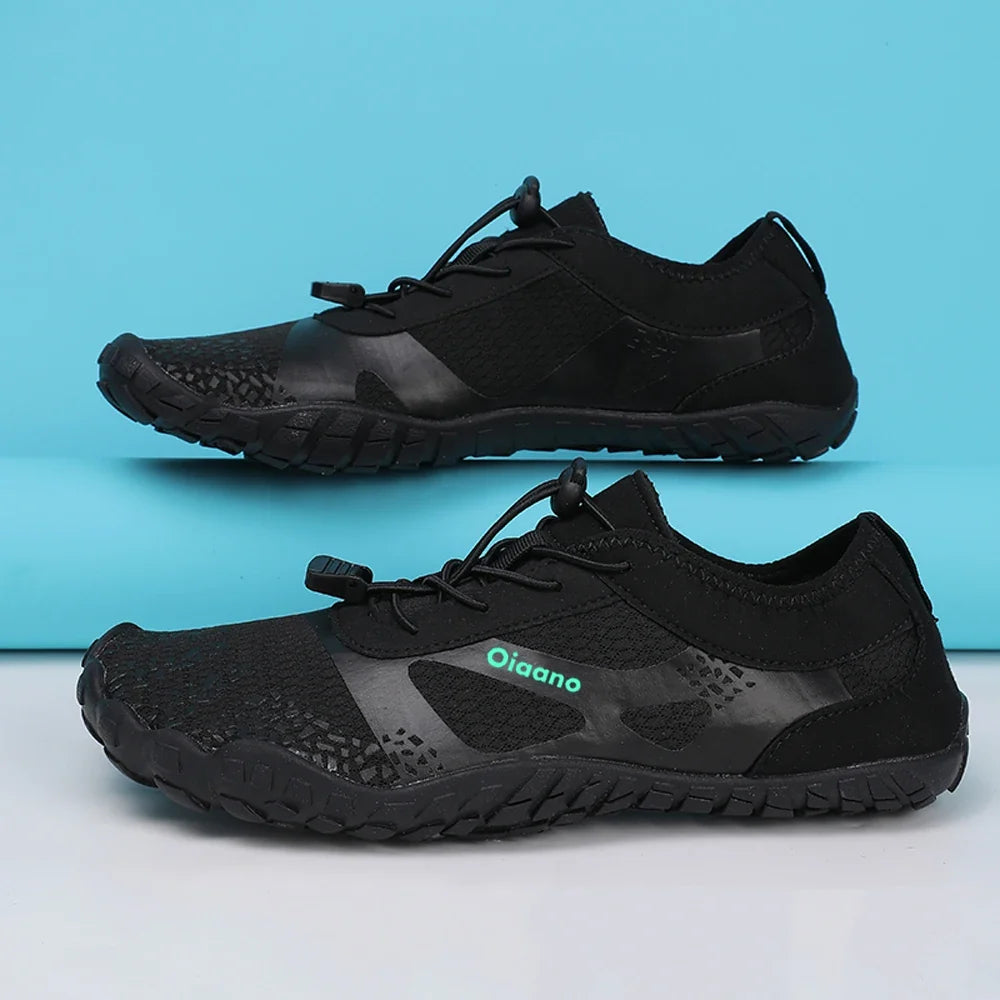 Rutschfeste Herren Wasserschuhe mit griffiger Sohle für sicheren Halt bei Outdoor-Abenteuern am Wasser.