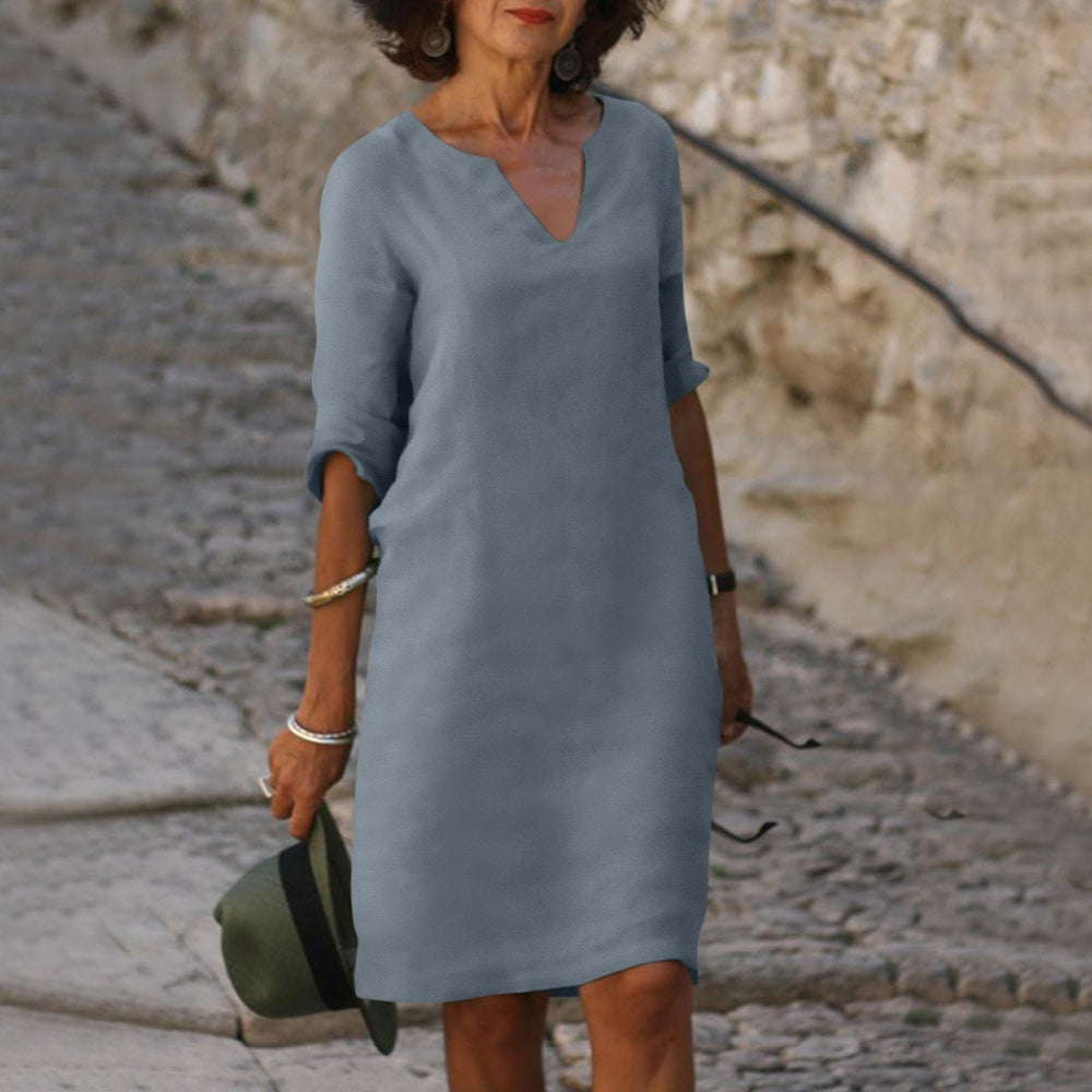 Damen Lagenlook Kleid in Hellblau präsentiert auf der Straße