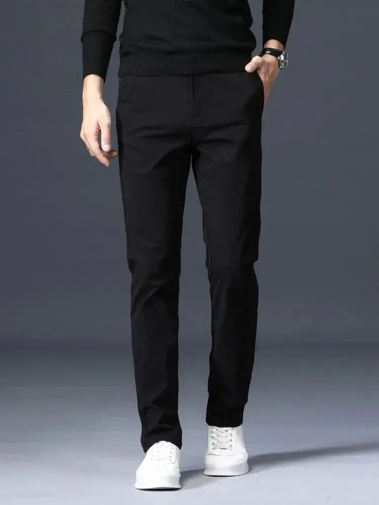 Elegante schwarze Herrenhose für Business und Freizeit kombiniert mit schwarzem Pullover