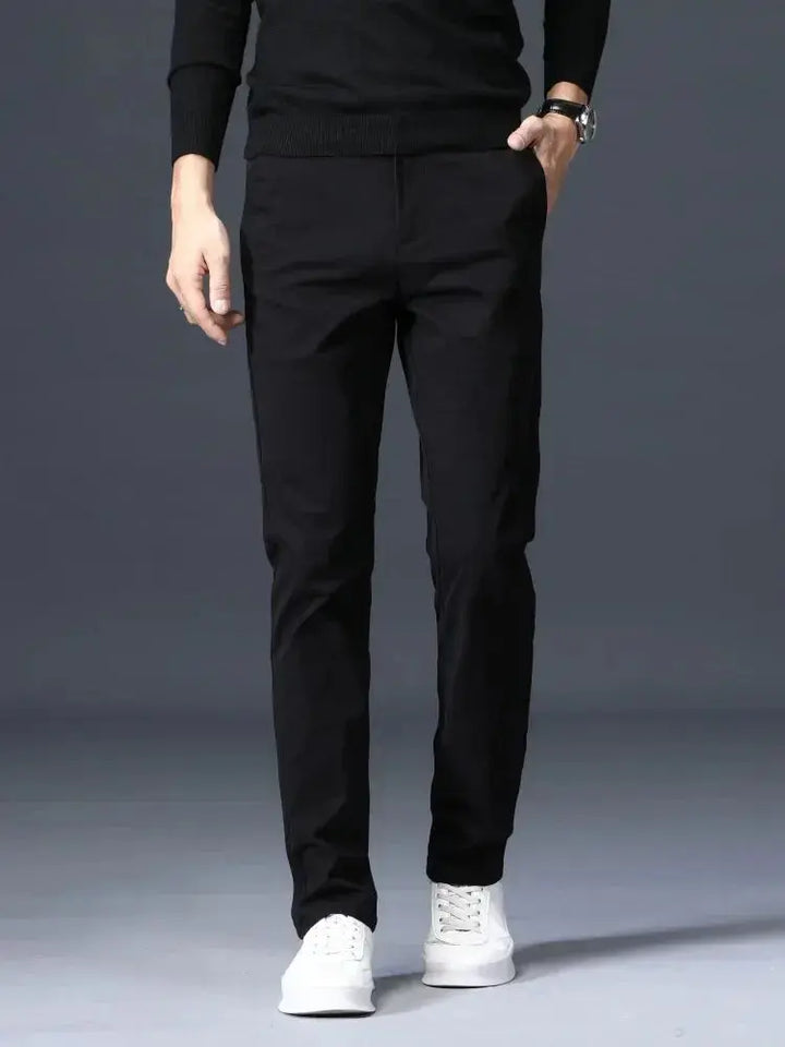 Elegante schwarze Herrenhose für Business und Freizeit kombiniert mit schwarzem Pullover