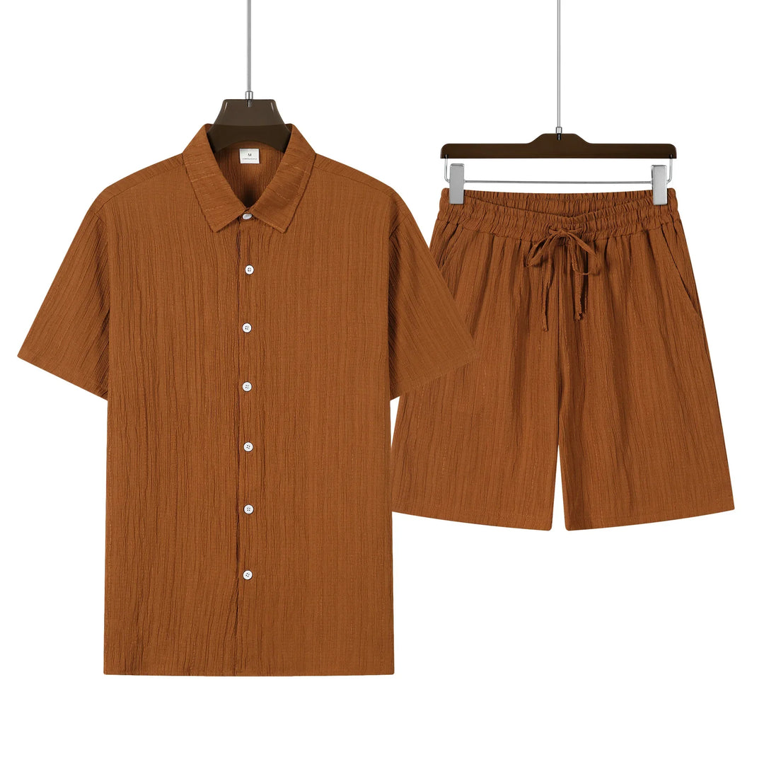 Komplettes Herren Sommer Outfit mit Kurzarm Hemd und passender Hose