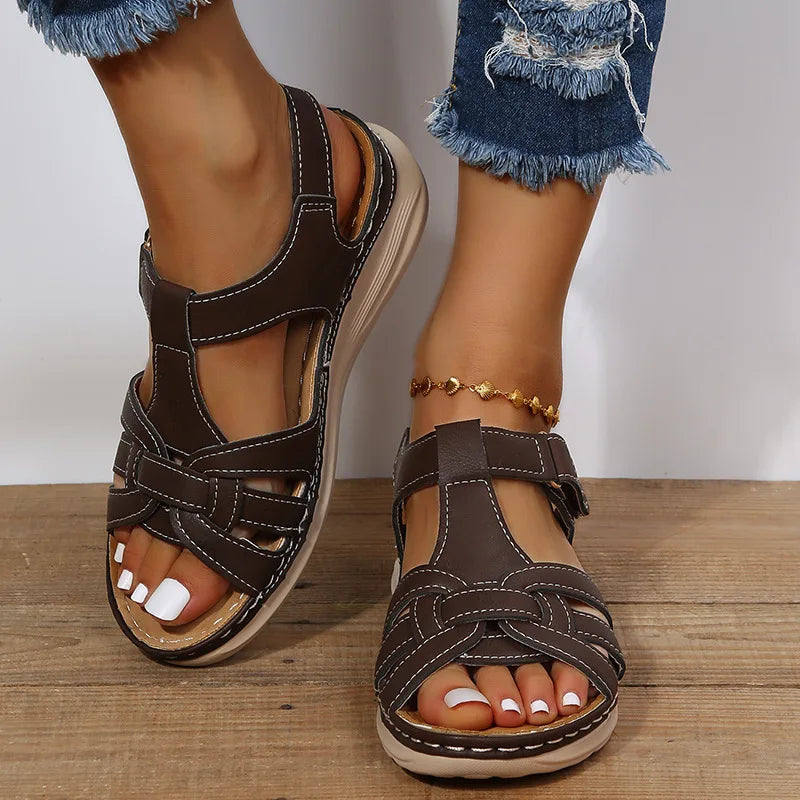 Dunkelbraune orthopädische Damensandalen mit anatomischem Fußbett und breiten Riemen für festen Halt.