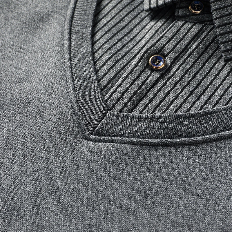 Detailaufnahme des Kragens und der Knopfleiste des Herrenpullovers