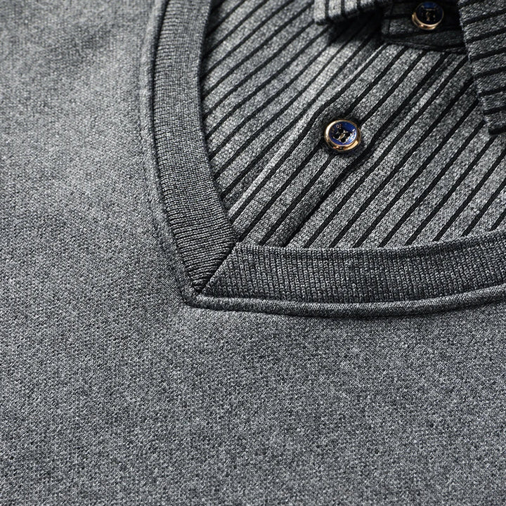Detailaufnahme des Kragens und der Knopfleiste des Herrenpullovers