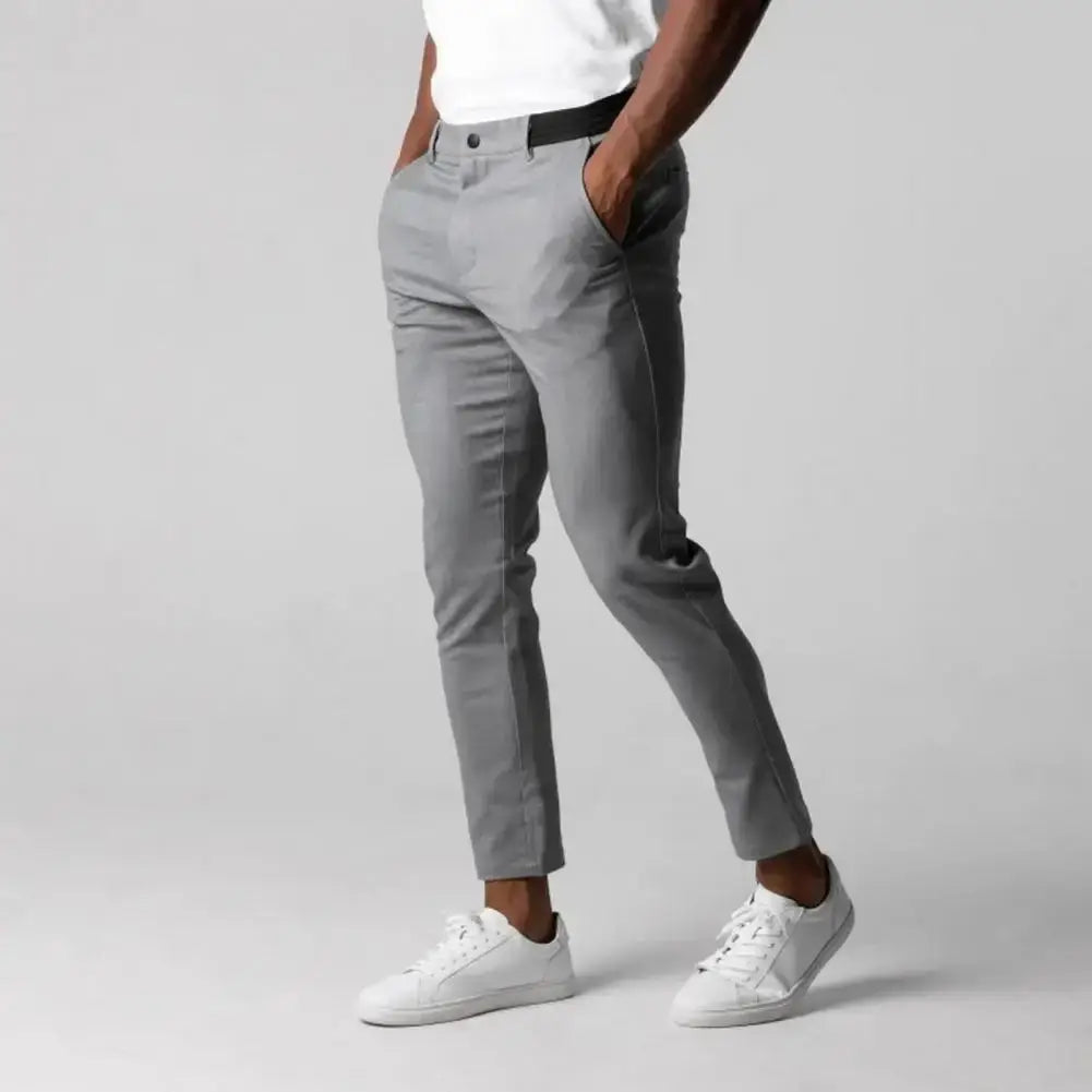 Herren Slim Fit Stretch Hose in Grau von vorne präsentiert mit weißen Sneakers