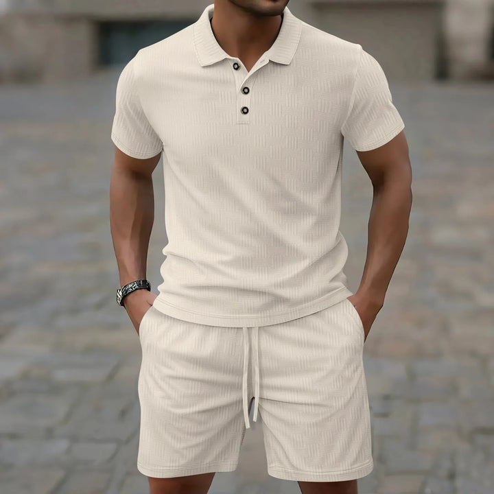 Herren Sommer Polo-Set in Creme mit Shorts im Freien getragen