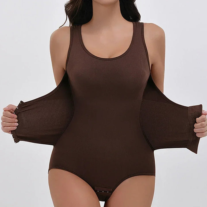Brauner Shapewear Body, von Modell getragen, mit offenem Seitenverschluss für perfekte Passform