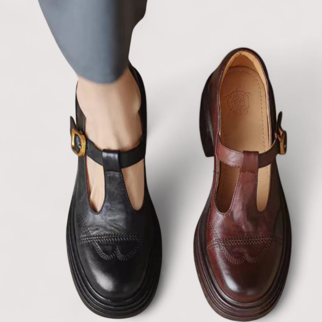 Detaillierte Nahaufnahme der Schnalle und des hochwertigen Materials der T-Riemen Schuhe