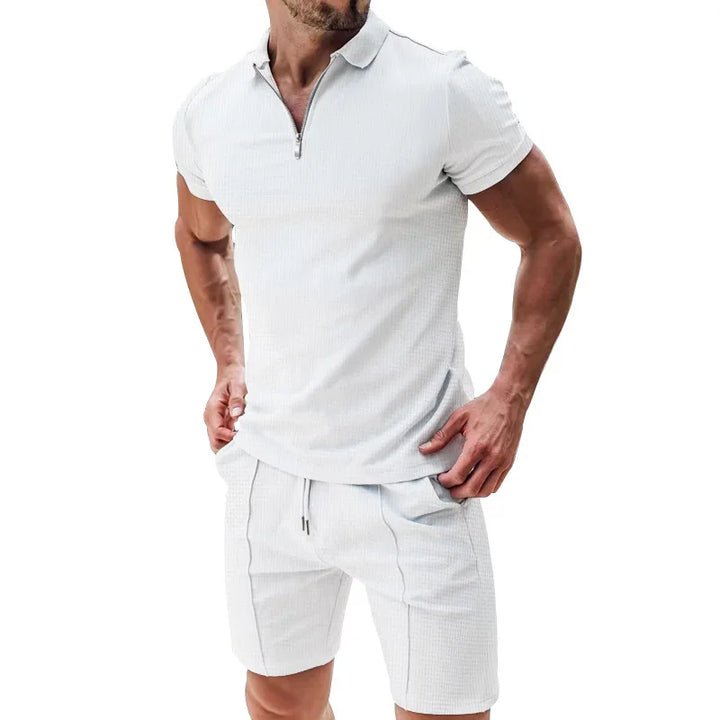 Nahaufnahme der Waffelstruktur des schwarzen Polo Shirts.