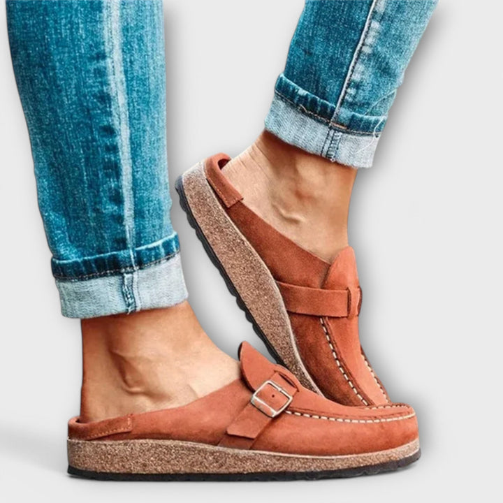 Seitenansicht der bequemen orangefarbenen Freizeitschuhe mit flacher Sohle