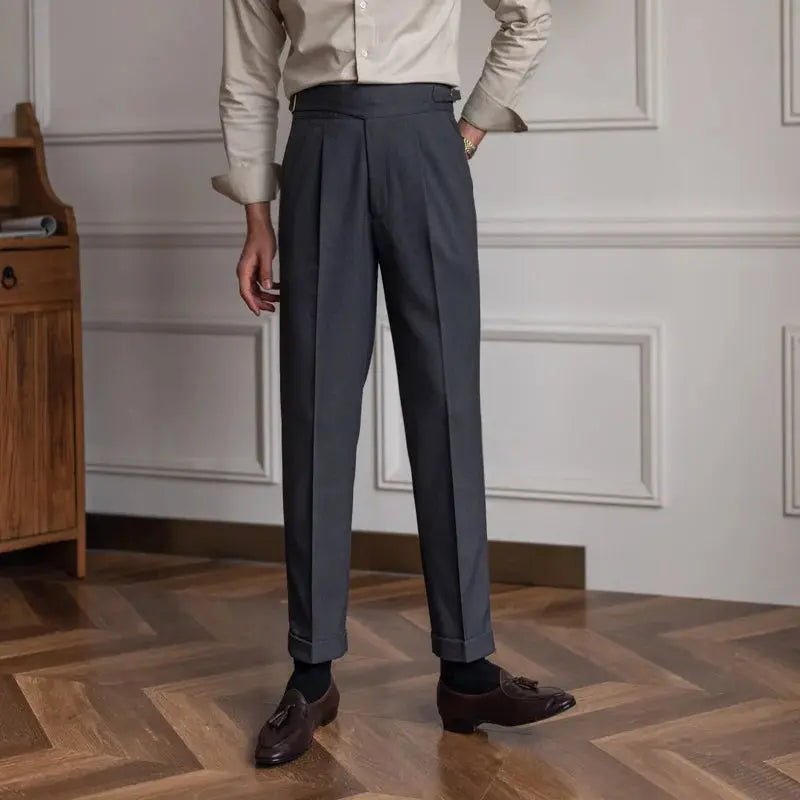 Herren Anzughose im klassischen Stil, elegante Stoffhose von hinten betrachtet