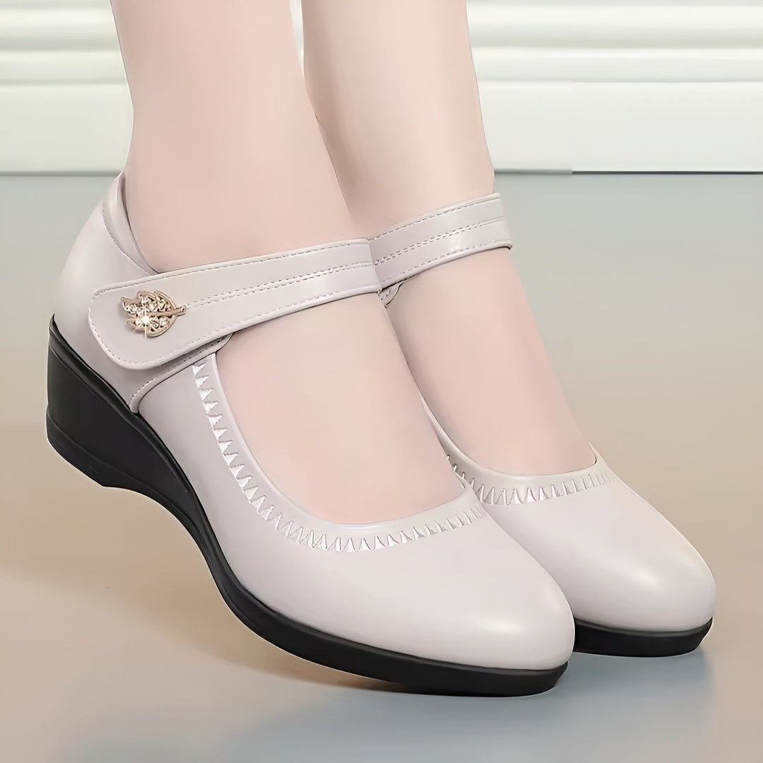 Seitenansicht der eleganten beige Damen Keilabsatz Schuhe