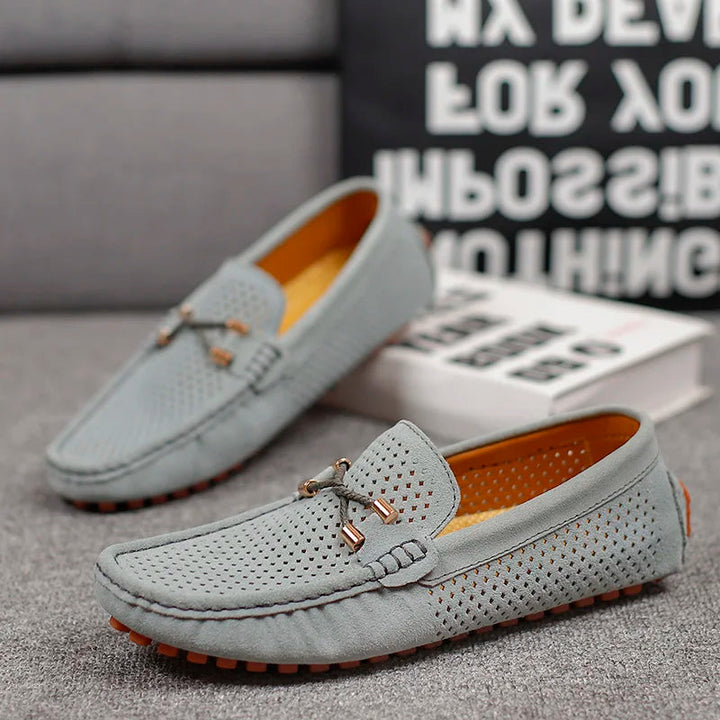 Detaillierte Ansicht der Sohle von leichten Herren Slip-On Freizeitschuhen
