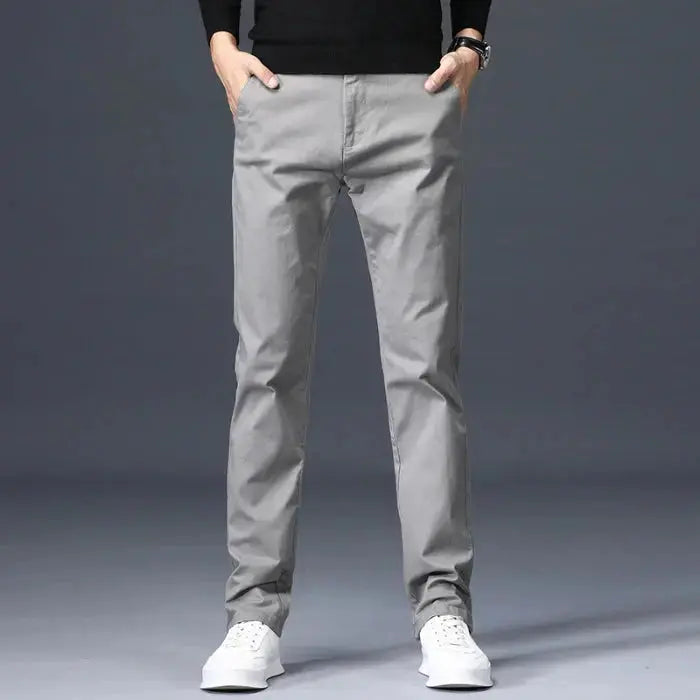 Detailansicht der eleganten Herrenhose mit minimalistischen Akzenten und Stoff